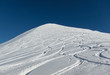 canvas print picture - Gipfel mit frischen Schneespuren in Wellenform