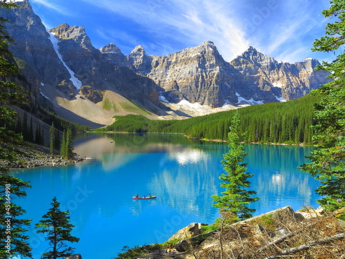 Foto-Kissen - Vivid hues of Lake Moraine at Banff National Park, Canada (von cvmcgarry)