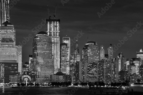 Naklejka na drzwi Manhattan de nuit, noir et blanc