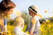 Mama mit ihren Kindern auf Blumenwiese