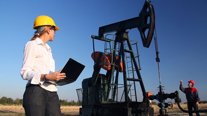 Canvas Print - Workers in an Oilfield, teamwork