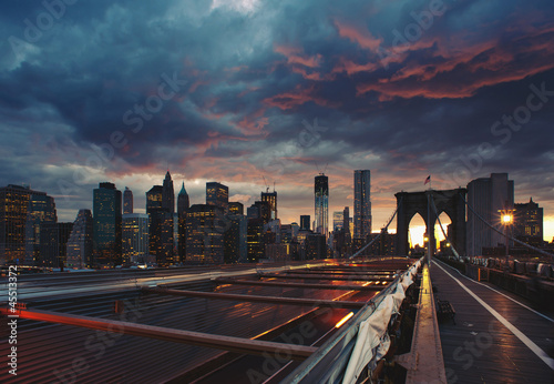 panoramiczny-strzal-manhattan-linia-horyzontu-od-mosta-brooklynskiego