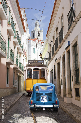 Fototapeta na wymiar Voiture Ancienne Lisbonne
