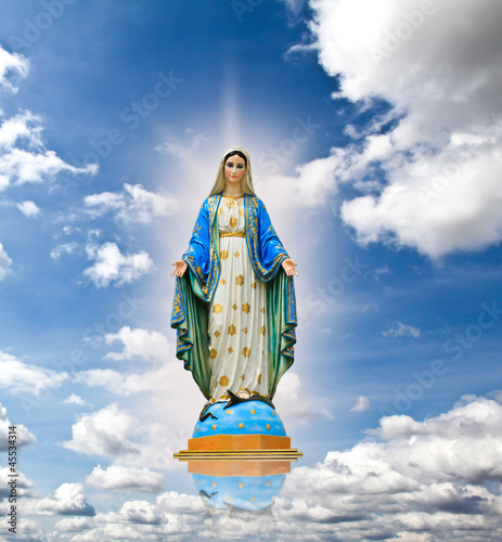 Plakat na zamówienie Virgin mary statue at the sky background.