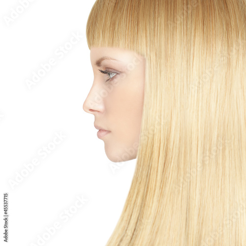 piekna-kobieta-z-blond-zdrowe-wlosy-salon-pieknosci-desen