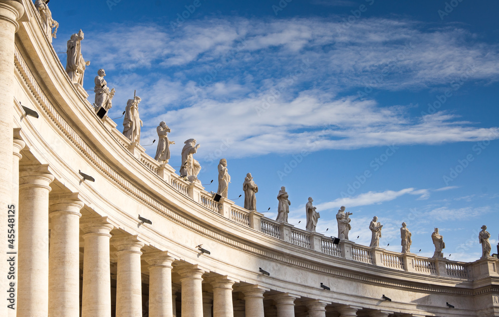 The colonnade of Saint Peter's Square - obrazy, fototapety, plakaty 