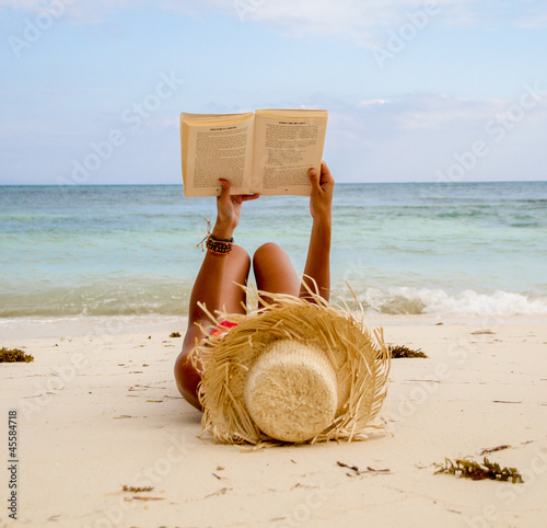 Plakat na zamówienie Book on beach