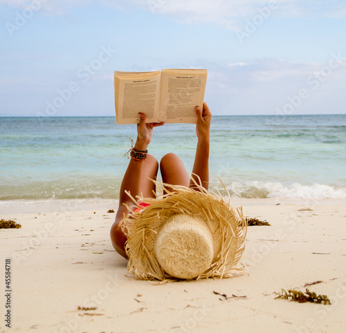 Naklejka na szybę Book on beach