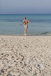© juniart - mann rennt am strand im Wasser Hochformat