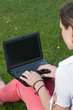 © Frank Merfort - Frau sitzt auf der Wiese mit einem Netbook