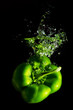 grüne Paprika fällt ins Wasser