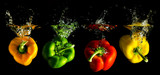 Fototapeta Kuchnia - vier verschieden farbige Paprika fallen ins Wasser