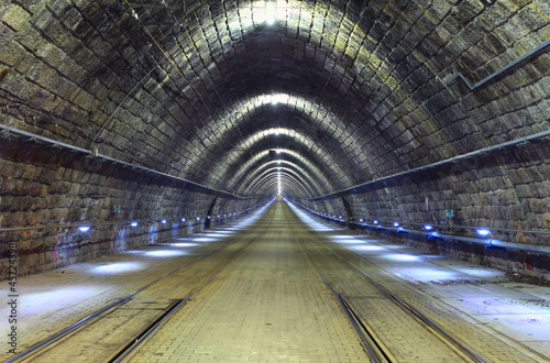 Dekoracja na wymiar  podziemny-tunel-metra-z-glebia