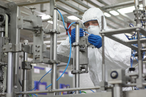 Foto Professional in Uniform bei der Arbeit in High-Tech-Umgebung
