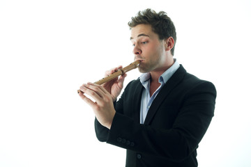 Homme jouant d'un instrument