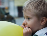 Fototapeta  - Chłopiec z balonikiem