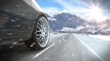 Auto auf winterlicher verschneiter Straße