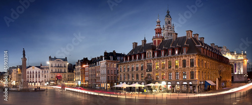 Cuadros en Lienzo Grand place de Lille en début de soirée - France