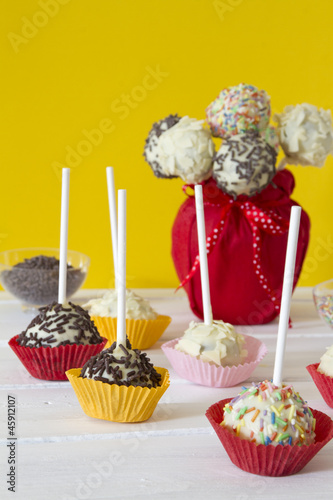 Cake Pops Kaufen Sie Dieses Foto Und Finden Sie Ahnliche Bilder Auf Adobe Stock Adobe Stock