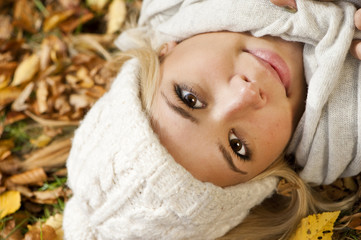 Wall Mural - Autumn woman portrait - Herbstfreude