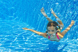 Fototapeta Łazienka - Happy underwater child in swimming pool,kids sport