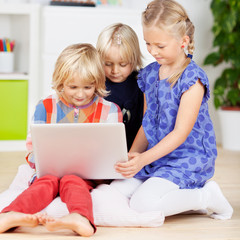 Poster - drei mädchen mit laptop im kinderzimmer