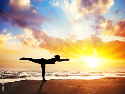 Foto-Plissee - Yoga silhouette on the beach (von pikoso.kz)