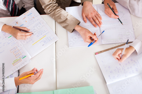 Fotografía overhead view of teacher tutoring students in classroom