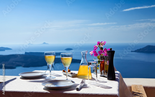 Naklejka na szybę Table above sea for two