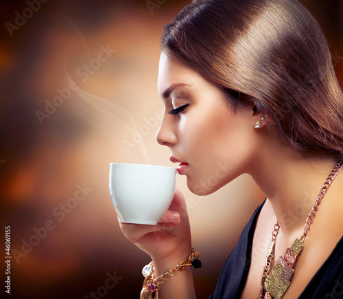 Obraz w ramie Beautiful Girl Drinking Tea or Coffee