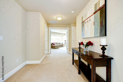 Fotografia Large home hallway with art and furniture.