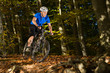 Mountainbiker fähr durch den Wald