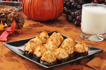 Canvas Print - Coconut macaroons with milk