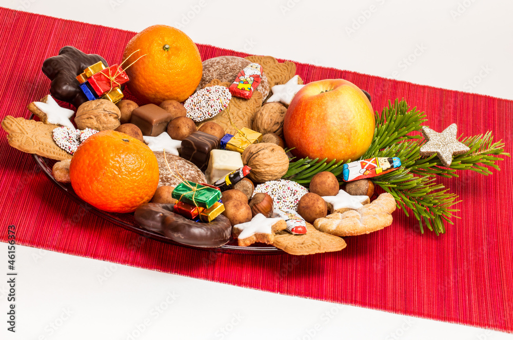 Stock-Foto „bunter Weihnachtsteller mit Kekse,Nüsse,süßes und Frucht“