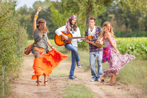 Obraz w ramie Hippie Group Playing Music and Dancing Outside