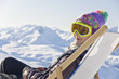 Jeune fille dans une chaise longue sur les pistes de ski - Alpes