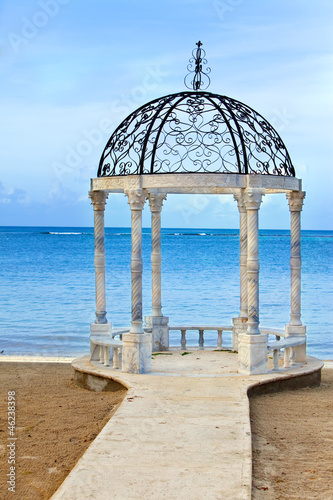 Obraz w ramie pavilion with a view of the sea