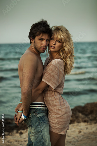 Naklejka ścienna Portrait of a hugging couple at the beach in a romantic mood