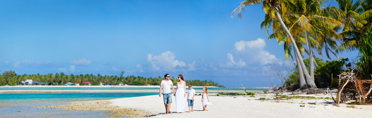 Sticker - Family on beach vacation