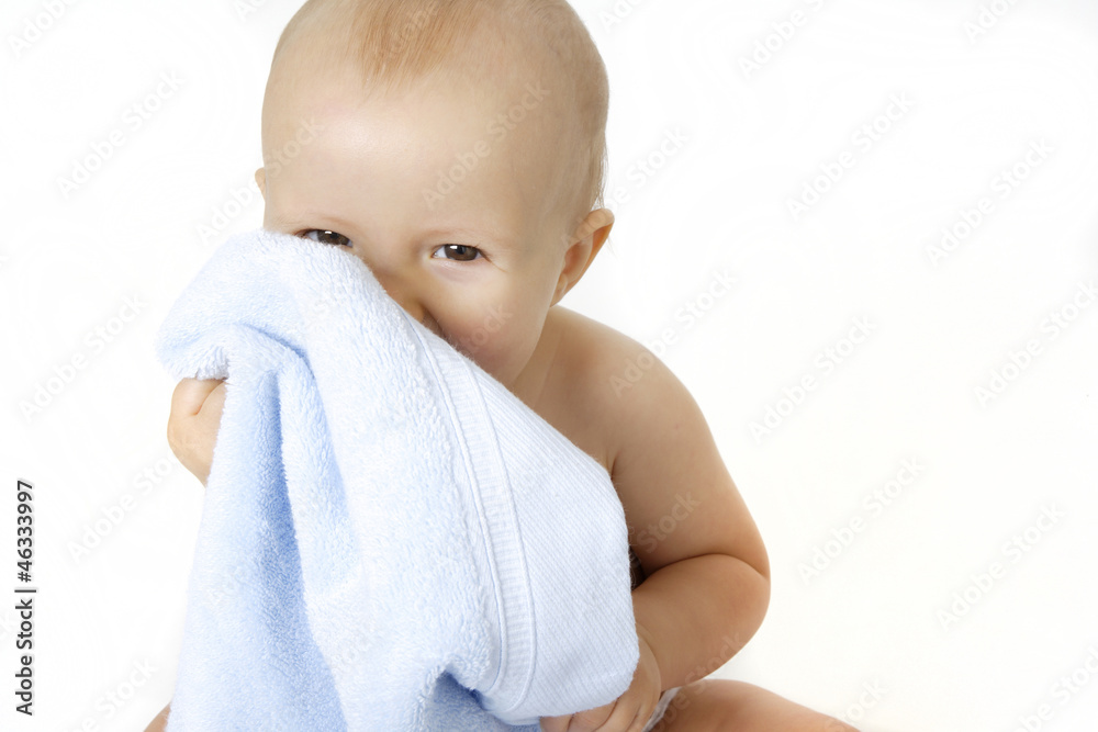 niemowle w ręczniku - obrazy, fototapety, plakaty 