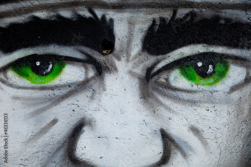 graffiti-fragment-twarzy-z-zielonymi-oczami