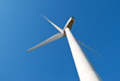 Windrad der Megawattklasse vor blauem Himmel