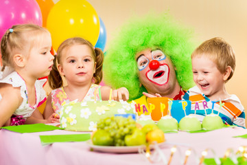 kids celebrating birthday party with clown