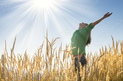 Fotografía Happy young girl raising her arms with bliss and joy