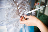 Fototapeta  - Wiązanie sukni ślubnej