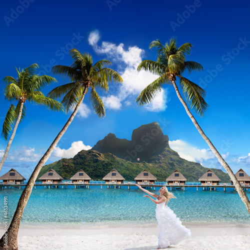 Fotografía bride on a beach with palm and mountain. Bora-Bora. Polynesia