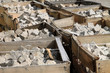 © Martina Berg - Kisten mit Pflastersteinen auf einer Baustelle