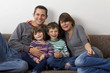 © katyspichal - Familie sitzt auf dem Sofa