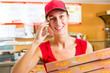 © Kzenon - Lieferservice - Frau mit Pizzaschachteln