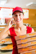 © Kzenon - Lieferservice - Frau mit Pizzaschachteln